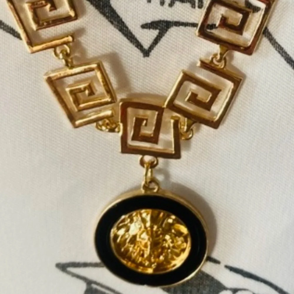 NECKLACE: Gold Tone Elegant Lion Head Pendant. Zinc Alloy. NIP